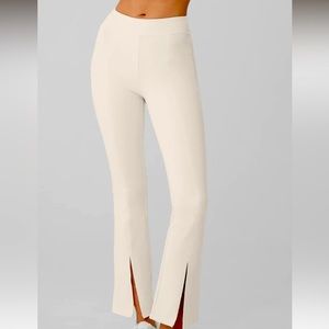 Alo Yoga Medium 7/8 flutter high waisted pants in Ivory.